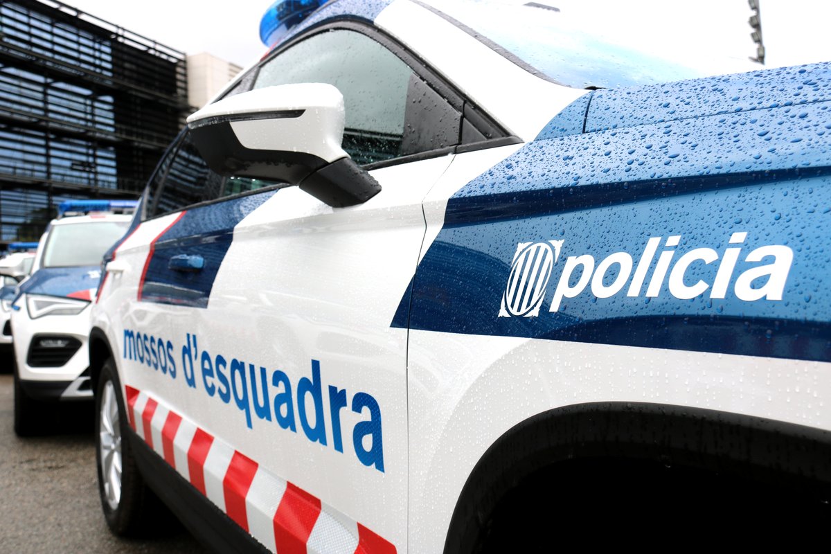 3CatInfo's tweet photo. Mor l'home que va quedar en estat crític quan li intentaven robar un mòbil al barri del Poblenou de Barcelona https://t.co/GgnrCGMXx9 https://t.co/jDB280TAmC