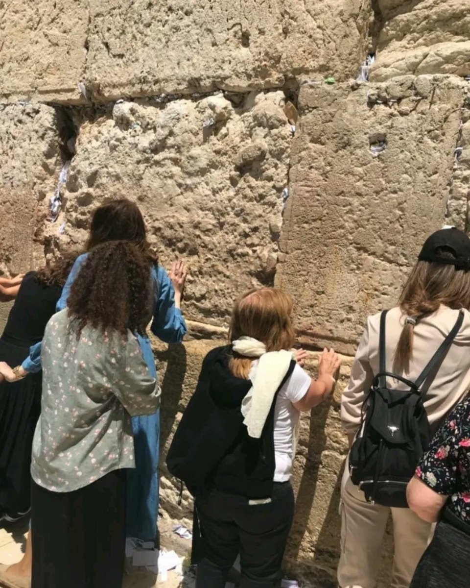 ✡️ Shaná Tová Umetuká 5784 para toda la comunidad judía.
Que sea un año dulce, lleno de salud, bienestar y  paz. 
 Es una época para pedir perdón, mostrar gratitud y fortalecer relaciones.
Que todo lo que sentimos con el corazón, se transforme en poderosas oraciones. #ShanaTova