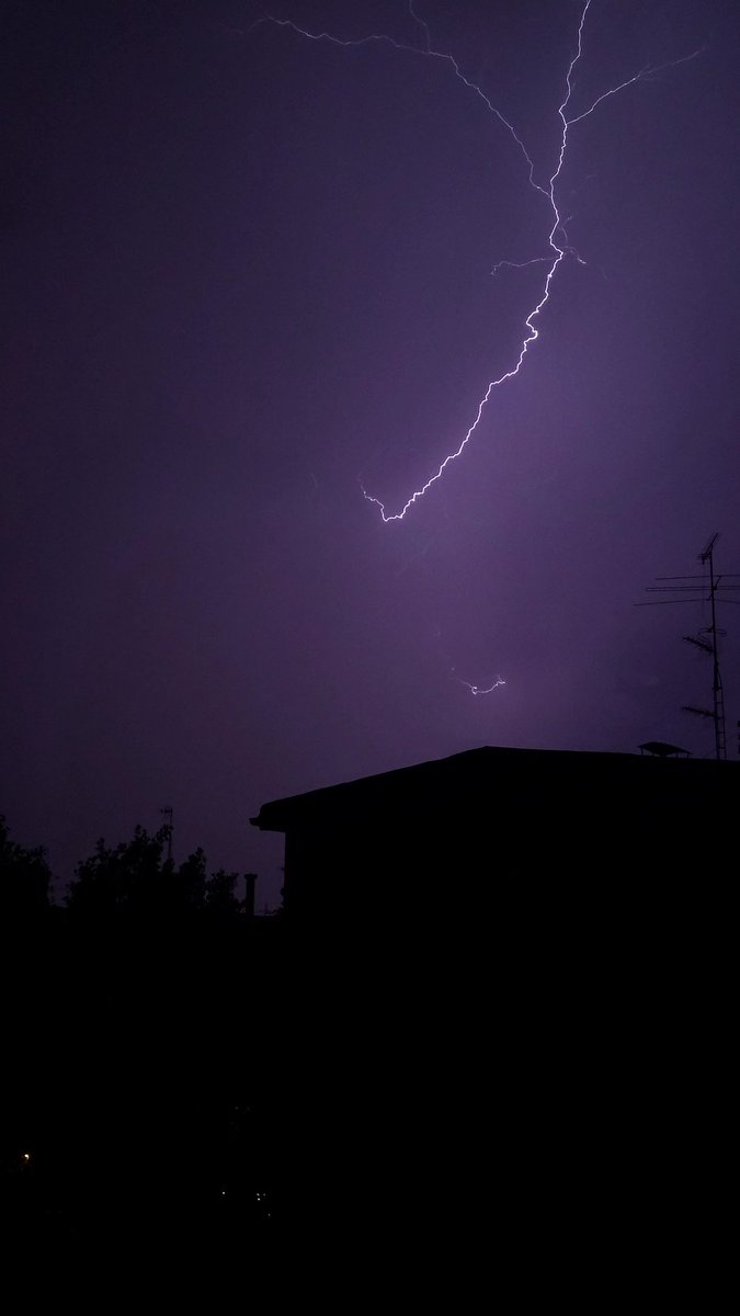 diegopendej0's tweet photo. tormentas eléctricas >>>> https://t.co/DHQPVbPjU4