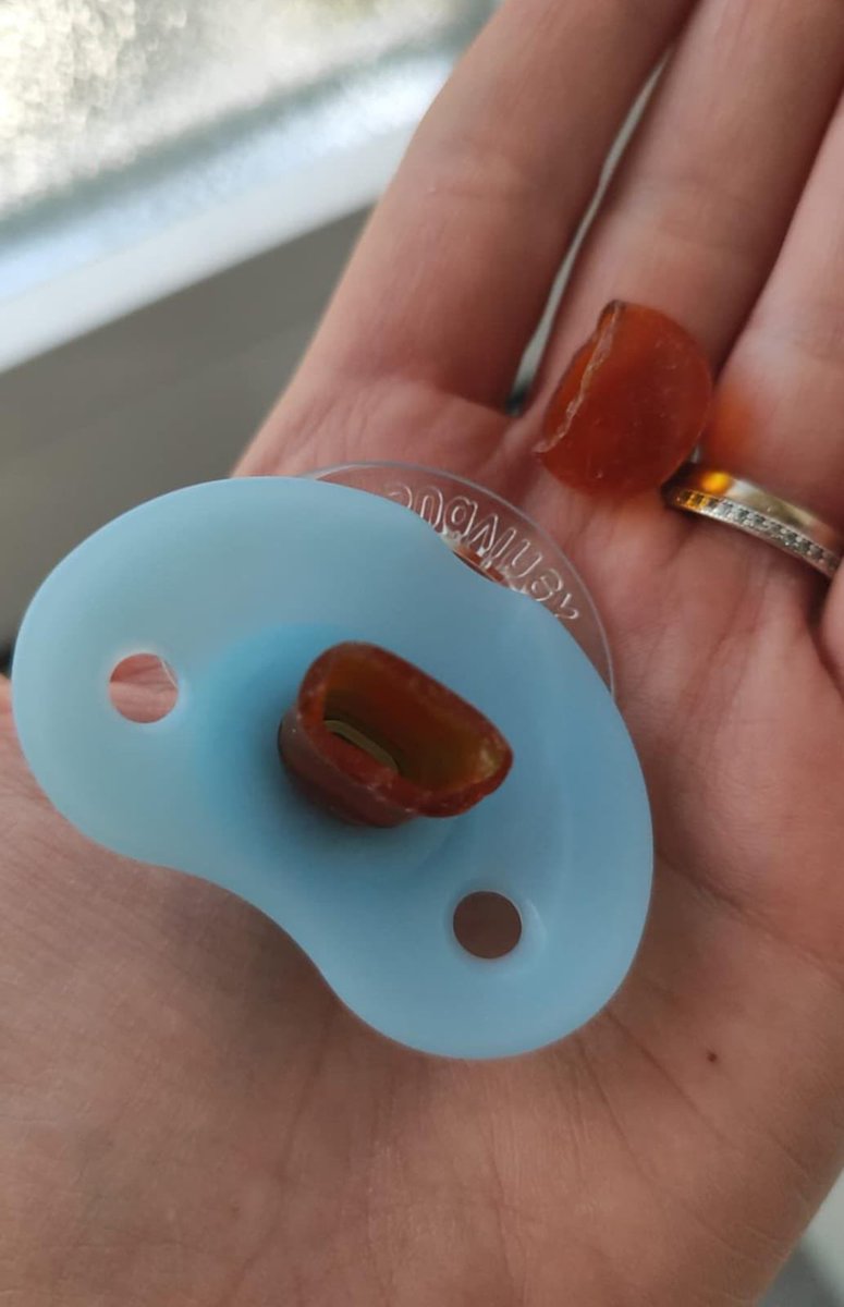 <a href="/SuavinexSpain/">Suavinex Spain</a> buenas noches, mi amiga tiene un bebé que es como si fuera un sobrino para mí, y aunque así no fuera, me da igual, le ha llegado un chupete en mal estado, se lo han puesto y se ha partido, se podía haber atragantado. A continuación les dejo la foto