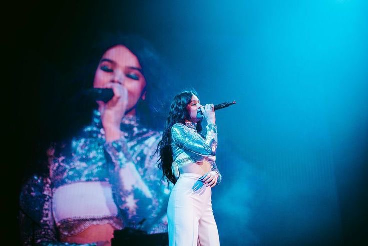 steinfeldxswift's tweet photo. it’s missing @haileesteinfeld performing on stage kind of hour 🎤✨ https://t.co/LKTZtX2EmX
