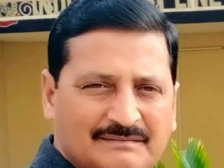 ZakirAliTyagi's tweet photo. कांग्रेस एक दल नहीं बल्कि विचारधारा है वो विचारधारा जो गांधी की है, इस विचारधारा में भेदभाव और ज़ुल्म तो बिल्कुल नही हो सकता है, लेकिन इस विचारधारा को आगे बढ़ाने और फॉलो करने का दावा करने वाली कांग्रेस पार्टी के भेदभावपूर्ण रवैये और मानसिकता पर आज सवाल उठाना जरूरी हो गया है!
अप्रैल 2022 में असम पुलिस ने कांग्रेस विधायक जिग्नेश मेवानी को नरेंद्र मोदी के खिलाफ पोस्ट लिखने के आरोप में गिरफ्तार किया था, जैसे इसकी सूचना कांग्रेस पार्टी को मिली हेड क्वार्टर में प्रेस कांफ्रेंस आयोजित की गई, जिग्नेश मेवानी की गिरफ्तारी को अवैध बताते हुए त्वरित रिहाई की मांग की गई, पार्टी अध्यक्ष समेत तमाम बड़े नेताओं , कांग्रेस के छोटे बड़े कार्यकर्ताओं की तरफ से ट्वीट किए जाने लगे और जिग्नेश मेवानी के लिए रिहाई की मांग जोर शोर से उठी!

कल कांग्रेस शासित प्रदेश राजस्थान से हरियाणा की फिरोजपुर झिरका विधानसभा से कांग्रेस के विधायक @ErMammanKhan को नूह हिंसा के आरोप में हरियाणा पुलिस द्वारा गिरफ्तार कर लिया गया, और आज उन्हें कोर्ट में पेश कर 2 दिन की रिमांड पर भी लिया गया है, सभी वाकिफ है कि मम्मन खान हिंसा के फौरन बाद मेवात क्षेत्र में दौरा कर हिंदू-मुसलमानों के बीच में बनी खाई को भरने की कोशिश कर रहे थे,सभी समाज के लोगों को जल्द हालात सुधरने का भरोसा दिला रहे थे, वह हिंदुओं से मुलाकात कर उन्हें भी भरोसा दिला रहे थे कि आपको यहां कभी भी कोई प्रॉब्लम नहीं होने देंगे, लेकिन उसके बावजूद मम्मन पर हिंसा का आरोप मढ़ गिरफ्तार कर लिया गया है!

मम्मन खान ने हरियाणा पंजाब हाई कोर्ट में बताया है कि वह हिंसा के दौरान अपने गुड़गांव आवास पर मौजूद थे और उन्होंने रेस्टोरेंट के बिल भी कोर्ट में जमा किये है, अब अफसोस की बात ये है की जो पार्टी अपने विधायक जिग्नेश मेवानी के लिए प्रेस कांफ्रेंस आयोजित करती है , पार्टी अध्यक्ष समेत तमाम बड़े नेता ट्वीट करते हैं, तमाम छोटे बड़े कार्यकर्ताओं की तरफ से हैशटैग तक चलाए जाते हैं और जिग्नेश की रिहाई के लिए रिहाई की मांग की जाती है!

क्या @INCIndia @kharge , @RahulGandhi, @priyankagandhi, @DeependerSHooda, @INCHaryana , @BhupinderShooda को अभी तक अपने कांग्रेसी विधायक मम्मन खान की गिरफ्तारी की सूचना नहीं मिली?  क्या पार्टी के अध्यक्ष पार्टी के नेताओं और पार्टी के कार्यकर्ताओं को यह खबर नहीं है कि मम्मन खान का जुर्म सिर्फ इतना है कि उसने उस नफऱती मुहिम के खिलाफ हरियाणा विधानसभा में आवाज उठाने की कोशिश की थी जिस मुहिम ने कई मासूमों के सिर से बाप का साया छीन लिया और कई बाप की गोदों को उजाड़ दिया?  क्या कांग्रेस को नहीं मालूम है कि मम्मन खान का जुर्म सिर्फ ये है कि उन्होंने मोनू मानेसर की गिरफ्तार कर कार्रवाई की मांग की थी?  आखिर पार्टी क्यों अभी तक अपने विधायक मम्मन खान का समर्थन नहीं कर पाई है? क्यों अभी तक उनकी रिहाई की मांग नहीं कर पाई है? क्यों अभी तक उनके समर्थन में किसी भी नेता का स्टेटमेंट तक नहीं आया ? सिर्फ इसलिए कि हिंदू वोट बैंक खिसक सकता है? सिर्फ इसलिए कि मम्मन खान जिग्नेश मेवानी नहीं बल्कि मम्मन खान है? यह कुछ सवाल है जिनके जवाब कांग्रेस को देने चाहिए और इस देश के हर अमन पसंद नागरिक को गांधी की विचारधारा को बढ़ावा देने का दावा करने वाली पार्टी से सवाल कर जवाब मांगने चाहिए!

#ReleaseMammanKhan