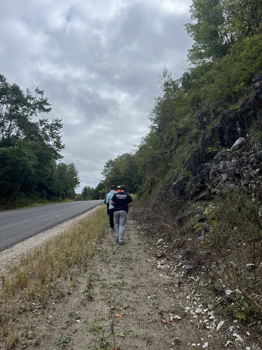 Indie_Tal's tweet photo. This semester i’m a TA for structural geology, and we are heading out into the highlands and lowlands of the Adirondack Mountains.

Our students are using their new skills to reconstruct the processes that have occurred here over the last billion years. 
#Geology #fieldwork https://t.co/Hmf749x96O