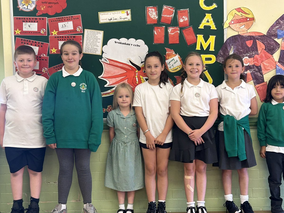 cwmgwyddon's tweet photo. Disgyblion campus yr wythnos. Plant awyddus, gwrandawyr da, arweinwyr! Pupils of the week. Eager pupils, good listeners and leaders! 🙌🏻🙌🏻🙌🏻 https://t.co/5HJPjhMhPK