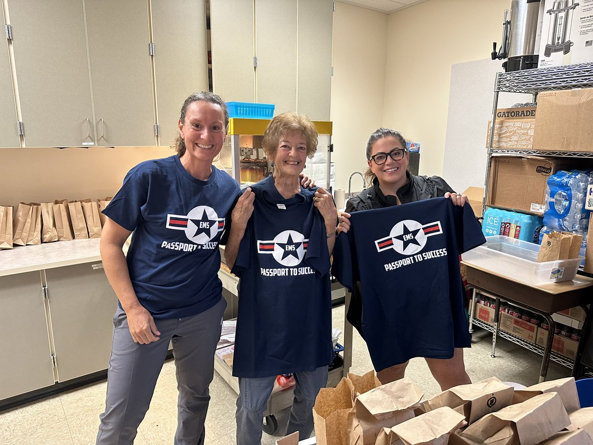 EEisenhowerms's tweet image. Day 8 of #180daysoflearning experiences at IKE. PBIS popcorn Friday. Thank you volunteers, thank teachers for nominating students, and congrats students! #KidsLearnAtIKE @WilnicG @DrIanBSaltzman @EPS_Region3 @EPS_DeputySupt @EverettSchools