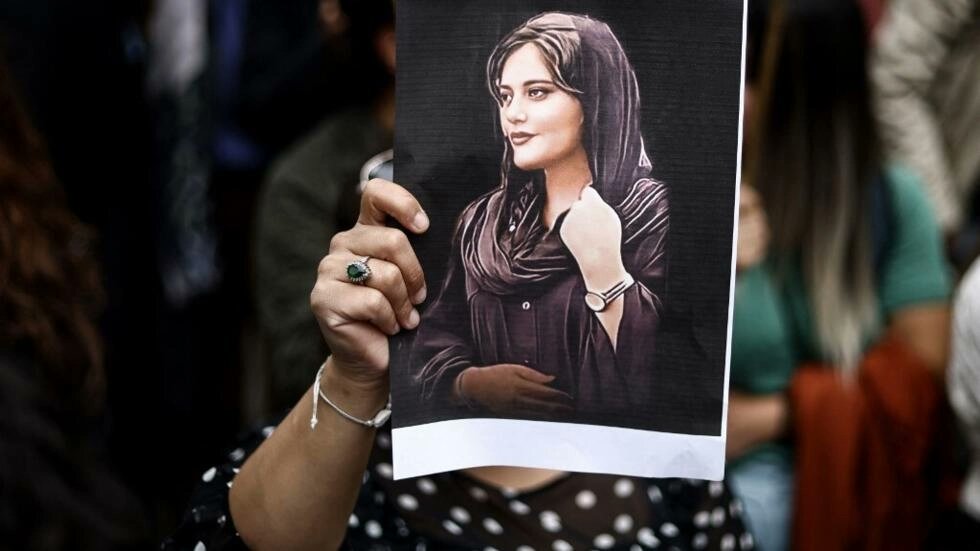 MinColonna's tweet photo. Le 16 septembre 2022, mourait #MahsaAmini.

Je rends hommage à sa mémoire et au courage de toutes celles et ceux qui défendent les droits des femmes en Iran et dans le monde.
La France est au 1er rang du combat pour l'égalité des droits.

📷 AFP https://t.co/5UVpo8Fc5h