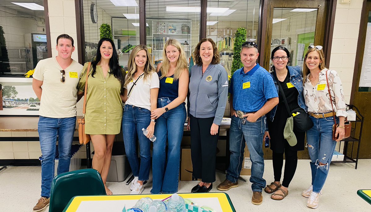 Dr. Murray welcomes The Class of 2003 as they arrive at @GPNHS for “The Reunion Tour”. We are wishing you all a wonderful 20 year Reunion 💚💛 @katecalmurray @GPSchools