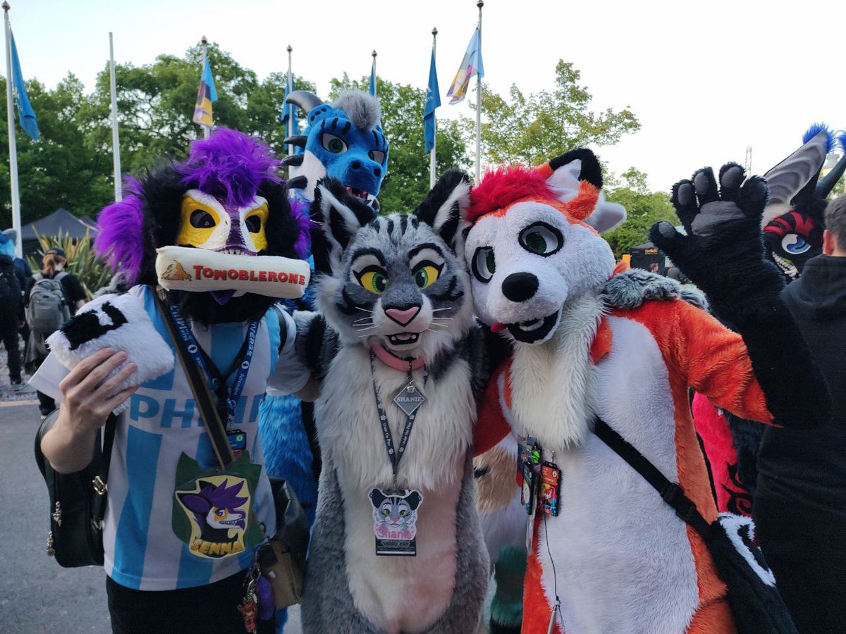 MetalGearHazumu's tweet photo. @Pineappl3_Tiger @AshTheHellHxund @Noha_Kitsune @CyndroStarFire @Gumdrop_Dragon @Beautyofthebass @LeoTheFox7 Some photos from ConFuzzled I got with @LeoTheFox7 and @Ala_Salvy.
#ConFuzzled #ConFuzzled2023 #CFz2023 #CFz23 #RaptorMask #Furry #FursuitFriday https://t.co/bBD6iSE7Cb
