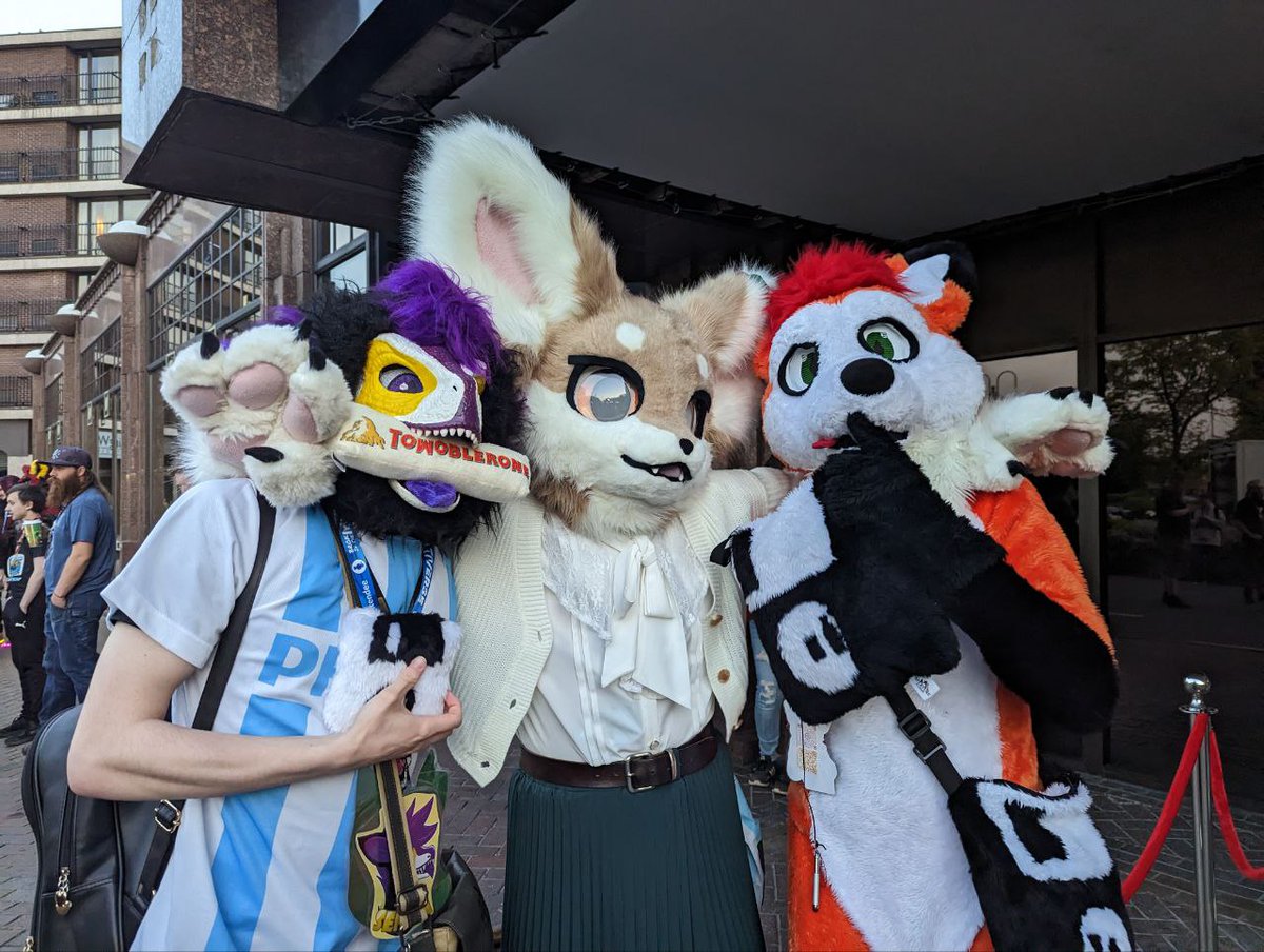 MetalGearHazumu's tweet photo. @Pineappl3_Tiger @AshTheHellHxund @Noha_Kitsune @CyndroStarFire @Gumdrop_Dragon @Beautyofthebass @LeoTheFox7 Some photos from ConFuzzled I got with @LeoTheFox7 and @Ala_Salvy.
#ConFuzzled #ConFuzzled2023 #CFz2023 #CFz23 #RaptorMask #Furry #FursuitFriday https://t.co/bBD6iSE7Cb