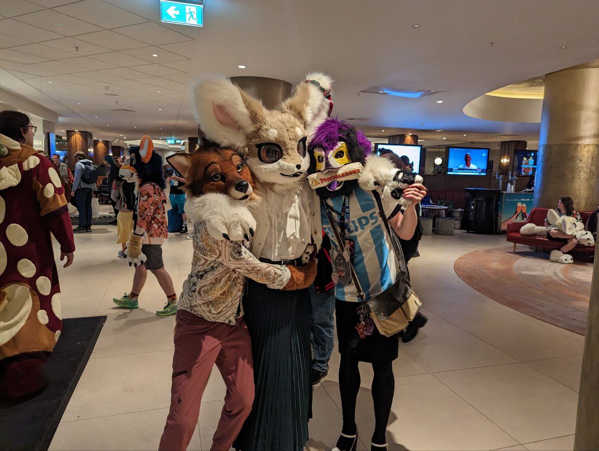 MetalGearHazumu's tweet photo. @Pineappl3_Tiger @AshTheHellHxund @Noha_Kitsune @CyndroStarFire @Gumdrop_Dragon @Beautyofthebass @LeoTheFox7 Some photos from ConFuzzled I got with @LeoTheFox7 and @Ala_Salvy.
#ConFuzzled #ConFuzzled2023 #CFz2023 #CFz23 #RaptorMask #Furry #FursuitFriday https://t.co/bBD6iSE7Cb