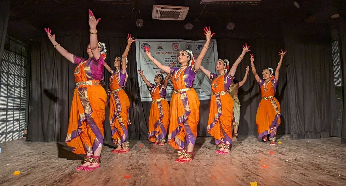 ICCRROBENGALURU's tweet photo. ICCR Zonal Office South Bengaluru @kannada_bhavan @bvbbengaluru @dyesdept FISA Bengaluru presented Bharatanatyam Group Dance by Ms.Kavitha K. and students of Guru Smt.Suparna Venkatesh under Every Friday Cultural Evening Programme #EFCEP on 15 September 2023. Glimpses @iccr_hq https://t.co/PZIRiqFw19