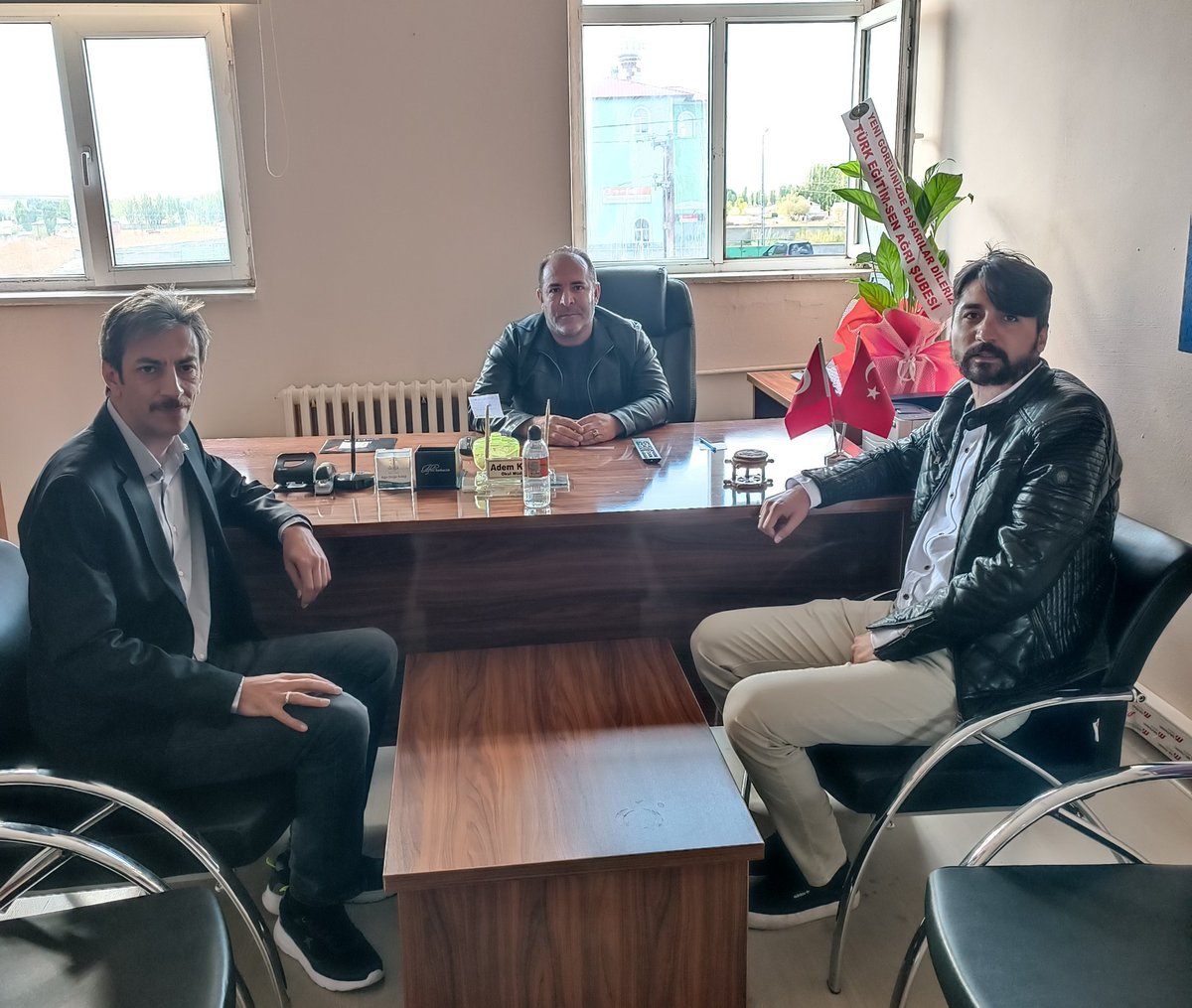erhankilic04's tweet photo. Yeniden değerlendirme sonucu Kazım Karabekir Ortaokuluna Okul Müdürü olarak atanan Sendikamız Denetleme Kurulu Üyemiz Adem Kaya'yı yeni görev yerinde ziyaret ettik. Hayırlı uğurlu olsun, Allah utandırmasın.
Adem müdürümüze başarılarının devamını dileriz. https://t.co/p2AoURbbyy