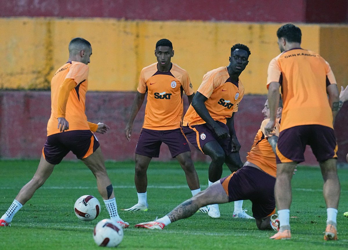 Yeni transferimiz Davinson Sanchez Mina, takımımızla ilk antrenmanına çıktı! 💪