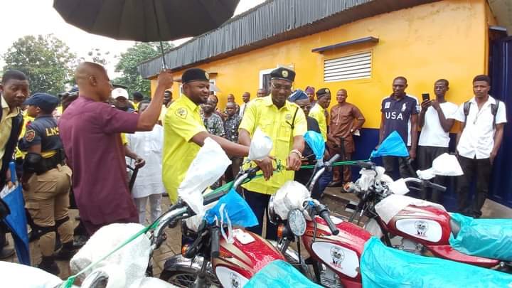 TimesGrassroots's tweet photo. #Security: Agege LG Chair, Egunjobi put smiles on the faces of Agege Crime Fighters staff with N50,000 each

The Chairman of Agege Local Govt  @ganiyu_egunjobi (JP) has given the newly recruited and inaugurated Agege Crime Fighters staff, known as "PARAMOLE"; as take off grant. https://t.co/M2R8ywwTPb