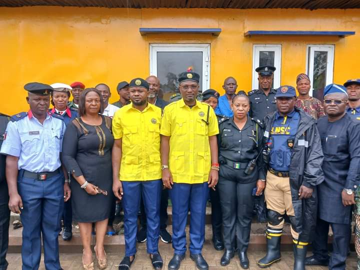 TimesGrassroots's tweet photo. #Security: Agege LG Chair, Egunjobi put smiles on the faces of Agege Crime Fighters staff with N50,000 each

The Chairman of Agege Local Govt  @ganiyu_egunjobi (JP) has given the newly recruited and inaugurated Agege Crime Fighters staff, known as "PARAMOLE"; as take off grant. https://t.co/M2R8ywwTPb