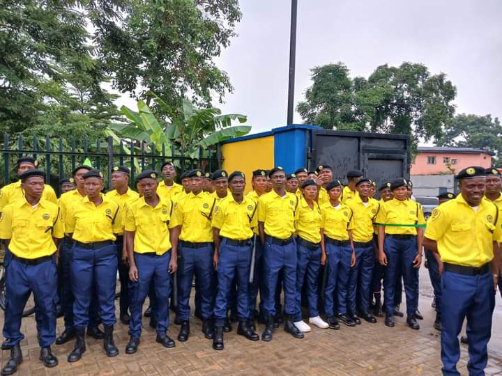 TimesGrassroots's tweet photo. #Security: Agege LG Chair, Egunjobi put smiles on the faces of Agege Crime Fighters staff with N50,000 each

The Chairman of Agege Local Govt  @ganiyu_egunjobi (JP) has given the newly recruited and inaugurated Agege Crime Fighters staff, known as "PARAMOLE"; as take off grant. https://t.co/M2R8ywwTPb