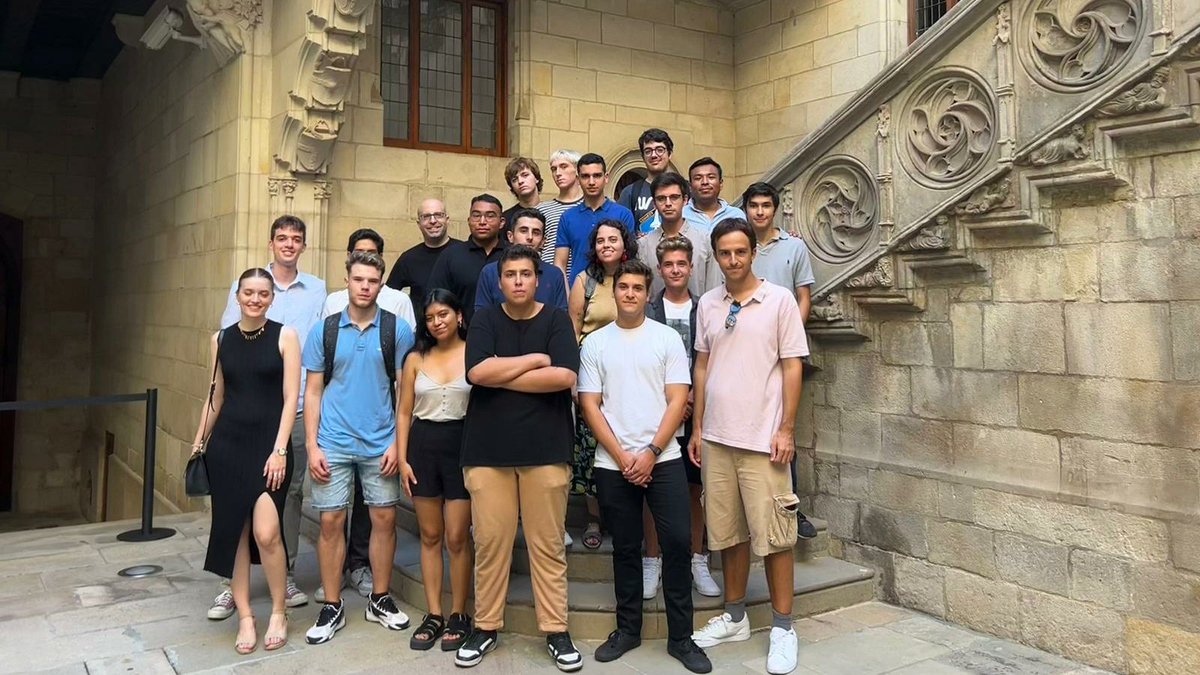jefcatalunya's tweet photo. 👉 La JEF vam celebrar la Diada Nacional de Catalunya visitant el Palau de la Generalitat. #11S
📣 Comencem el curs polític reafirmant-nos com l'organització europea juvenil referent a Catalunya. 🙋🏽♂️🧏♀️
#FemEuropa 🇪🇺💚 #Diada2023 https://t.co/DFkTINN7Vm