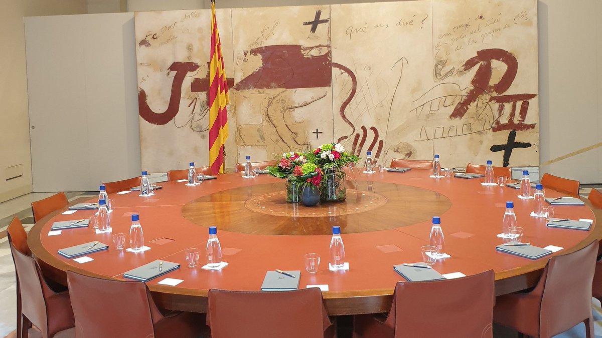 jefcatalunya's tweet photo. 👉 La JEF vam celebrar la Diada Nacional de Catalunya visitant el Palau de la Generalitat. #11S
📣 Comencem el curs polític reafirmant-nos com l'organització europea juvenil referent a Catalunya. 🙋🏽♂️🧏♀️
#FemEuropa 🇪🇺💚 #Diada2023 https://t.co/DFkTINN7Vm