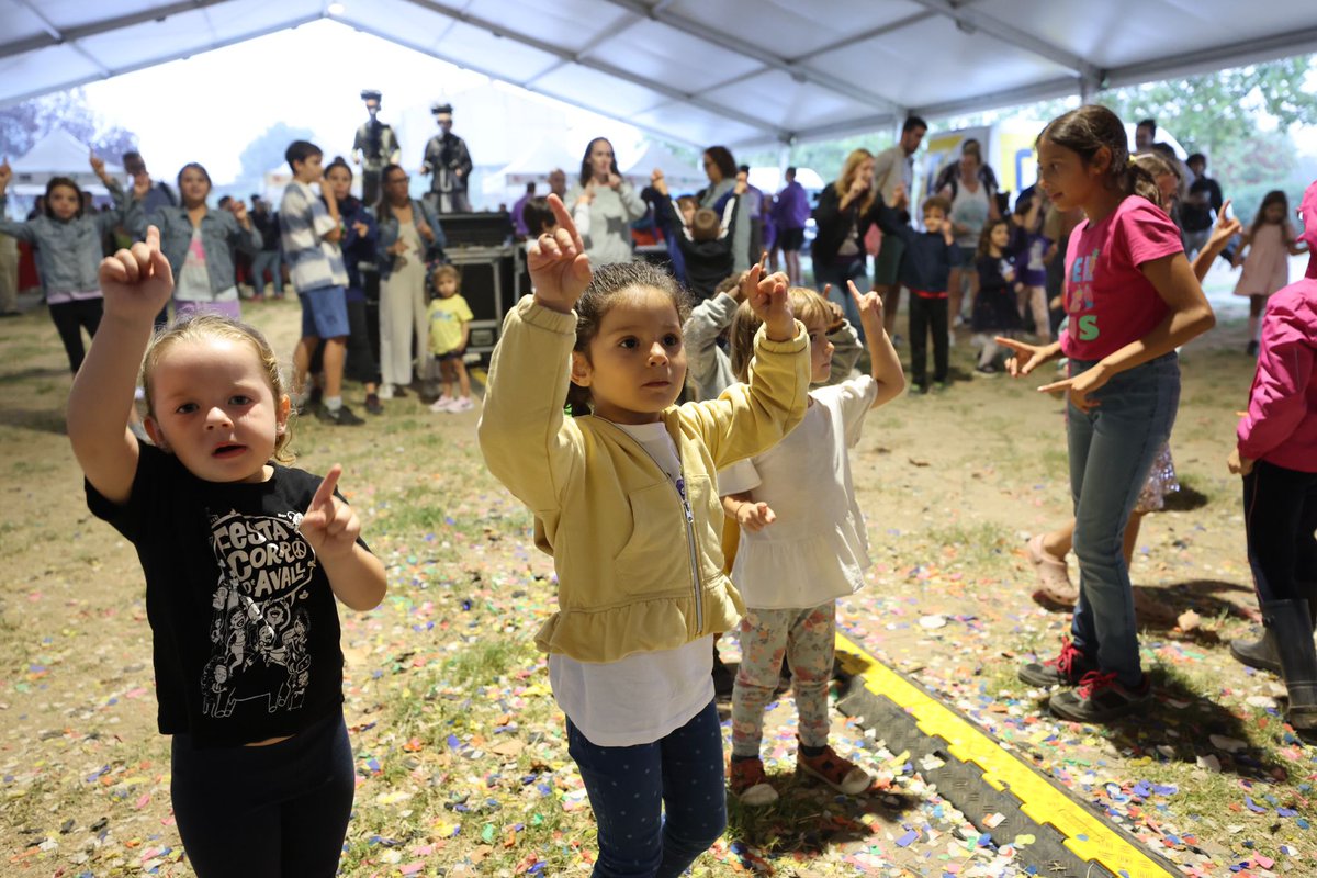 lesfranqueses's tweet photo. Ni la pluja atura la Festa Major de Corró d'Avall a #lesFranquesesl!! Sota la carpa de la plaça de Joan Sanpera hem tingut el confeti express de Marc Oriol i l'esperat Pregó de Festa Major de la Tintorera https://t.co/2HpR6QkgES