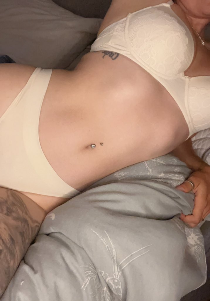 ThisLadyFox's tweet photo. Happy Friday 🤎

#lingerie #bellybutton #bellybuttonpiercing #happyfriday #TGIF #belly #navel #navelpiercing #navelfetish #navelqueen #bellybuttonfetish https://t.co/2qYBHIOi3v