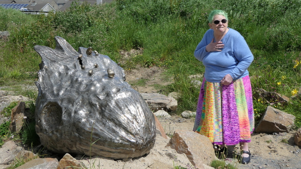 LizLovick's tweet image. Two old dinasaurs.  One in my new skirt, the Bog Standard Paneled Skirt.  Buy the pattern on Etsy or on Ravelry.

#newpattern #knittersofinstagram #yarn #usingstash #workinprogress #amknitting #handknitting #craft #knittinginspiration #northernlace #orkney #crafty #orkneycra…