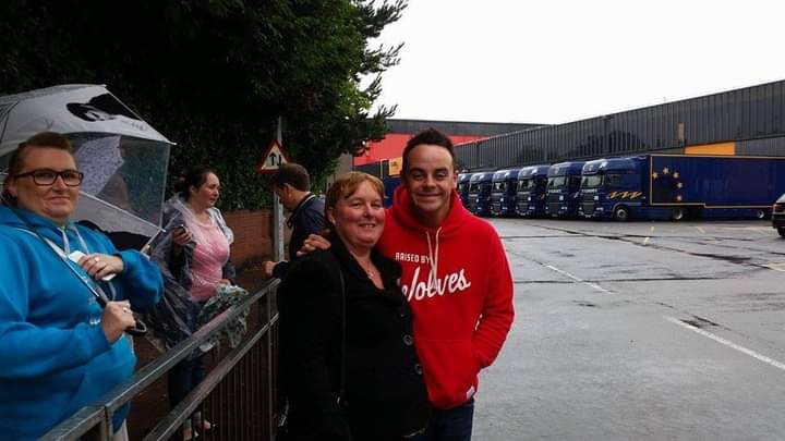 Angelasmall2's tweet photo. @antanddec I could really do with updating my photos https://t.co/HUcraDILoY