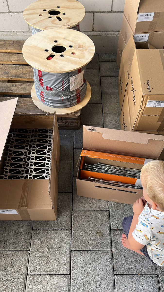 SchumacherFM's tweet photo. Just in time kam heute die erste Lieferung der Dachkonstruktion und 1km Solarkabel. Gerüst refactored und nun passt es besser. Morgen geht es mit der Flex los.
#photovoltaik #pvbuddies #diy #novotegra https://t.co/y9FhlBpWRS