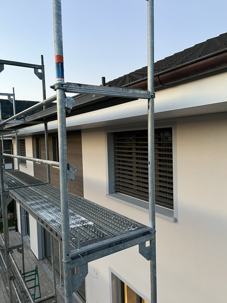SchumacherFM's tweet photo. Just in time kam heute die erste Lieferung der Dachkonstruktion und 1km Solarkabel. Gerüst refactored und nun passt es besser. Morgen geht es mit der Flex los.
#photovoltaik #pvbuddies #diy #novotegra https://t.co/y9FhlBpWRS