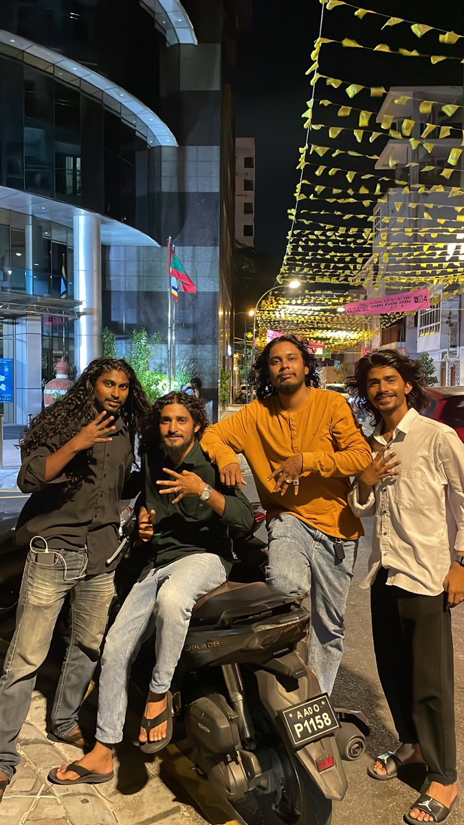 addorhythm's tweet photo. ކުރިން MDP ގައި މިހާރު @MMuizzu އާއި އެކު ތިބި 4 ގޭންގް ކުދިން 
@shoelace_jr 
@THOIF101 
@xaiinal 
@_CK______ 
#RasHinne
#IbuNoonGotheh https://t.co/49id4rUBi2