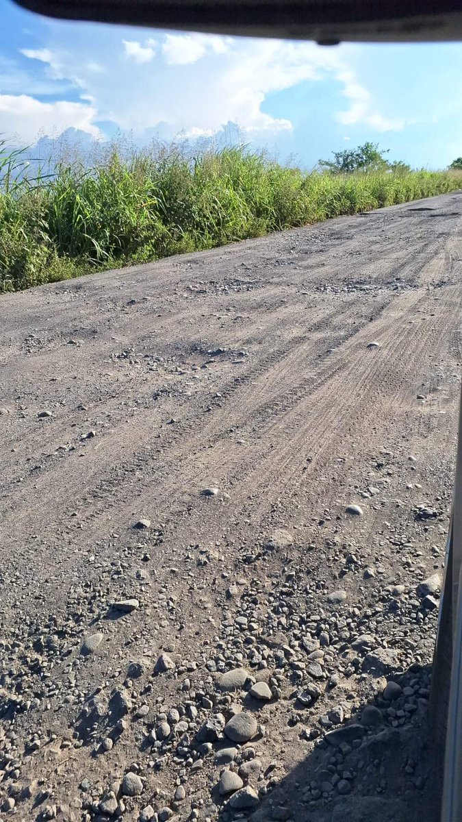 RamosAdrianAgui's tweet photo. Sr. Gobernador @CuitlahuacGJ @lopezobrador_ @raul_zarrabal ciudadanos que transitamos todos los días por esta vía nautla-jicaltepec estamos preocupados por la falta de mantenimiento a nuestra unica vía de comunicación esperamos haya alguna respuesta pronta @JorgeFaibre https://t.co/GX4TASkux1