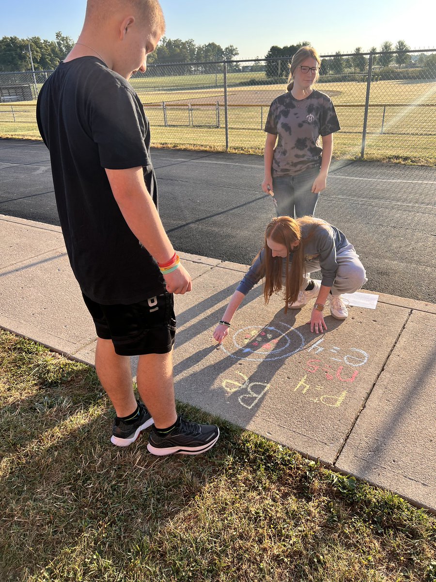MrsSealsSci's tweet photo. Chemistry got some time outside drawing Bohr models on the sidewalk! #weRmilan https://t.co/uEUkmlAFXS