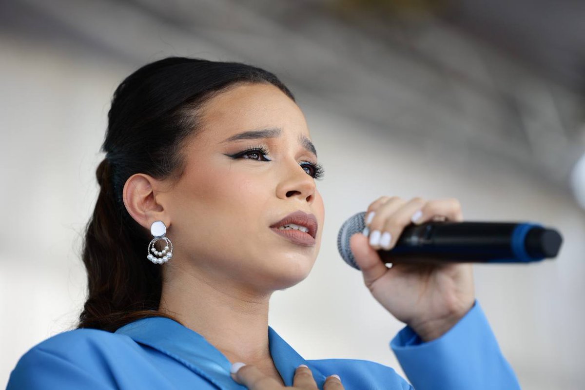 Angie Flores entonando el himno nacional en San Pedro Sula