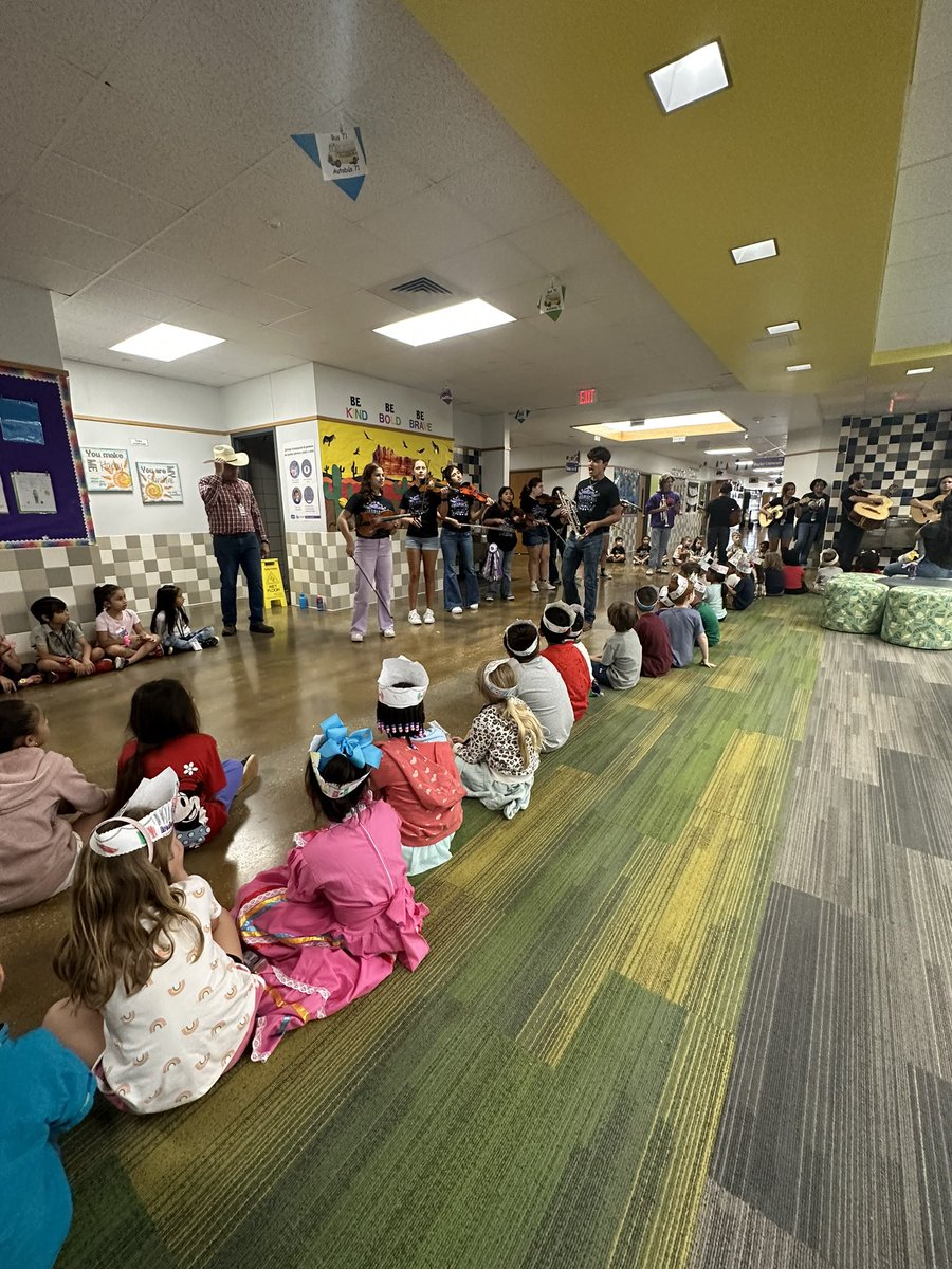 MrsIPerez's tweet image. Diez y seis festivities❤️🇲🇽
We learned the history of diez y seis, had the chance to hear our very own HS mariachi, danced, and learned about how I was a mariachi growing up!
Que orgullo ser mexicana! VIVA MEXICO!