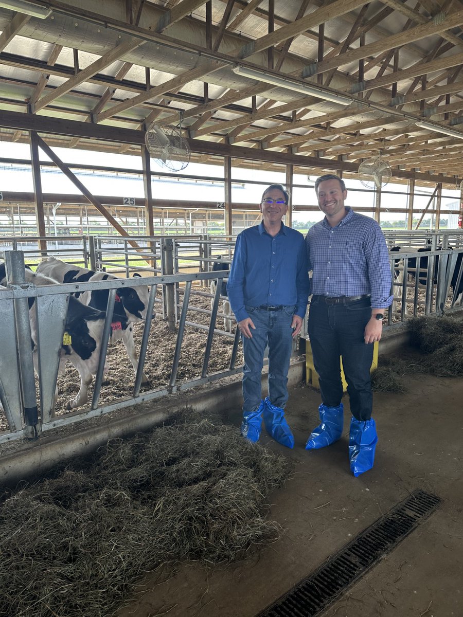 UToledo_NSM's tweet photo. The @TAvidorReiss Lab, @UToledo visited @SelectSiresInc at their headquarters in Plain City, OO, as part of a long-term partnership to translate basic research on sperm centriole to improve fertility for the cattle industry. #UToledoBiology #UToledo #UToledoResearch #SelectSires https://t.co/Z5fC6RHbz8