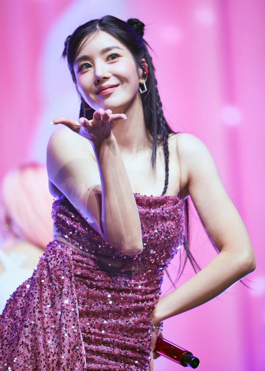 Our beloved Kwon Eunbi lighting up the stage! 🌟 8.26.2023 Krazy