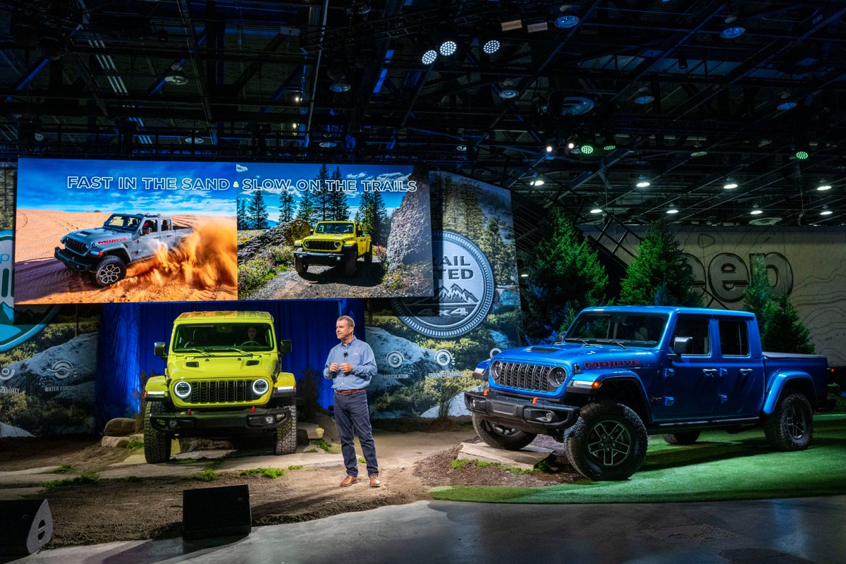 DriversAutoMart's tweet photo. New 2024 #JeepGladiator #Mojave X, introduced at the @NAIASDetroit, features FOX suspension with 1" lift and 12-way power adjustable Nappa leather seats. 🚙🚘

2024 #Jeep #Gladiator #Rubicon X features Tru-Lok front &amp; rear lockers and a disconnecting front sway bar. 🛣 https://t.co/B9T4JGKoui