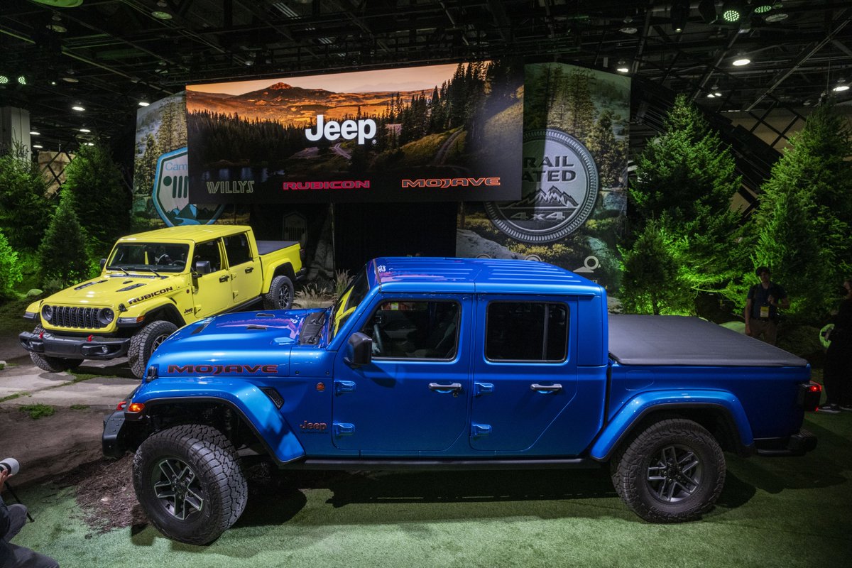 DriversAutoMart's tweet photo. New 2024 #JeepGladiator #Mojave X, introduced at the @NAIASDetroit, features FOX suspension with 1" lift and 12-way power adjustable Nappa leather seats. 🚙🚘

2024 #Jeep #Gladiator #Rubicon X features Tru-Lok front &amp; rear lockers and a disconnecting front sway bar. 🛣 https://t.co/B9T4JGKoui