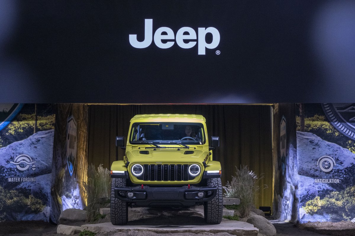 DriversAutoMart's tweet photo. New 2024 #JeepGladiator #Mojave X, introduced at the @NAIASDetroit, features FOX suspension with 1" lift and 12-way power adjustable Nappa leather seats. 🚙🚘

2024 #Jeep #Gladiator #Rubicon X features Tru-Lok front &amp; rear lockers and a disconnecting front sway bar. 🛣 https://t.co/B9T4JGKoui