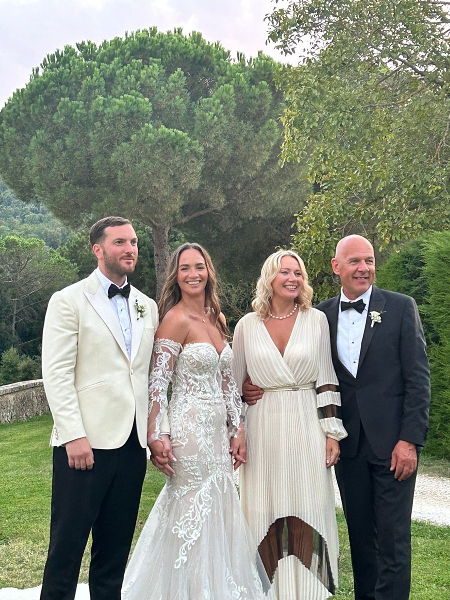 kevscott_kevin's tweet image. My beautiful stepdaughter Lauren married Matthew Black in the Tuscan hills.... what a fairytale wedding...