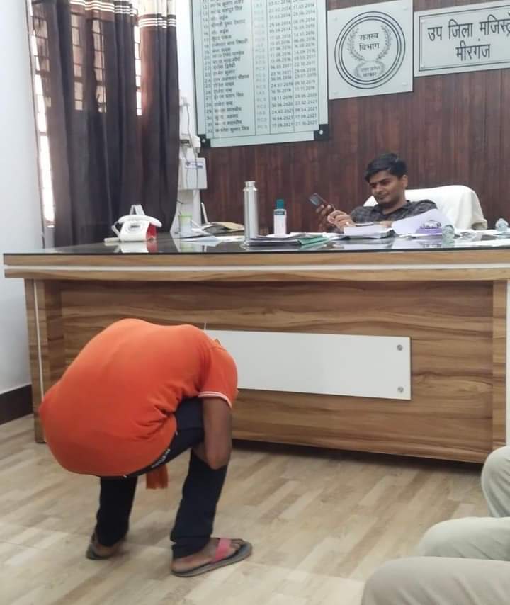 rohitmi90207244's tweet photo. यह फोटो यूपी के बरेली का बताया जा रहा है। कहा जा रहा है कि कब्जे की शिकायत से नाराज एसडीएम साहब  ने शिकायत कर्ता को  ही अपने कार्यालय में मुर्गा बना दिया।

@bstvlive 
@CMOfficeUP 
@myogiadityanath https://t.co/vQPiWLX2Bb