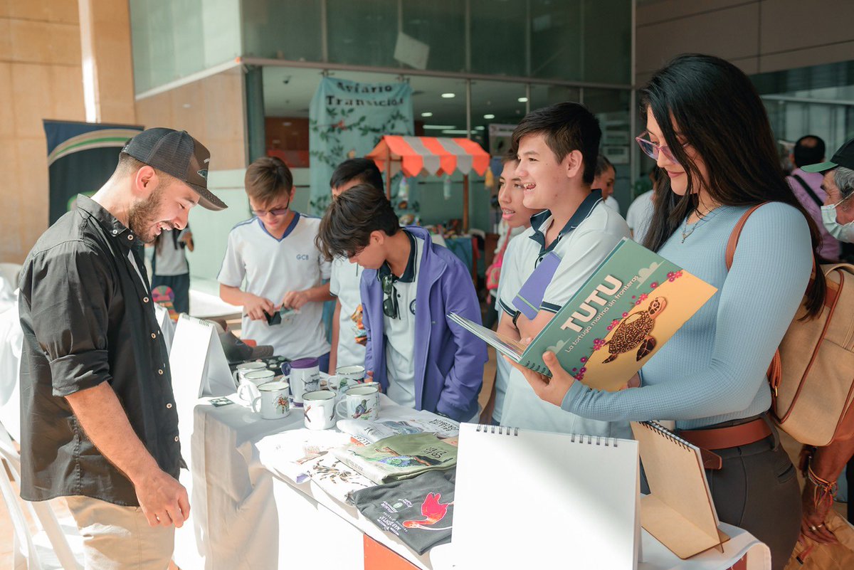 CORMACARENA's tweet photo. ¡Vivimos la quinta ecoferia de Sembradores de Vida! 🌱
Los Proyectos Ambientales Escolares junto a los Procesos Ciudadanos de Educación Ambiental, fueron protagonistas en este encuentro que visibilizó iniciativas amigables con la naturaleza.
#somosvida #somosmeta #cormacarena https://t.co/rnFyUC6t5P
