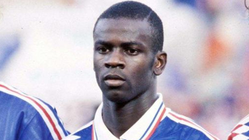 untrucdefoot's tweet photo. Lilian Thuram sur Jocelyn Angloma : "Il prétextait une fatigue ou une petite blessure pour me laisser jouer au moins cinq minutes pendant les matches amicaux. Il savait par Eric Di Meco que chaque fois que j'entrais lors d'un match de la France, Monaco me versait une prime." https://t.co/NQgRMKFtKT