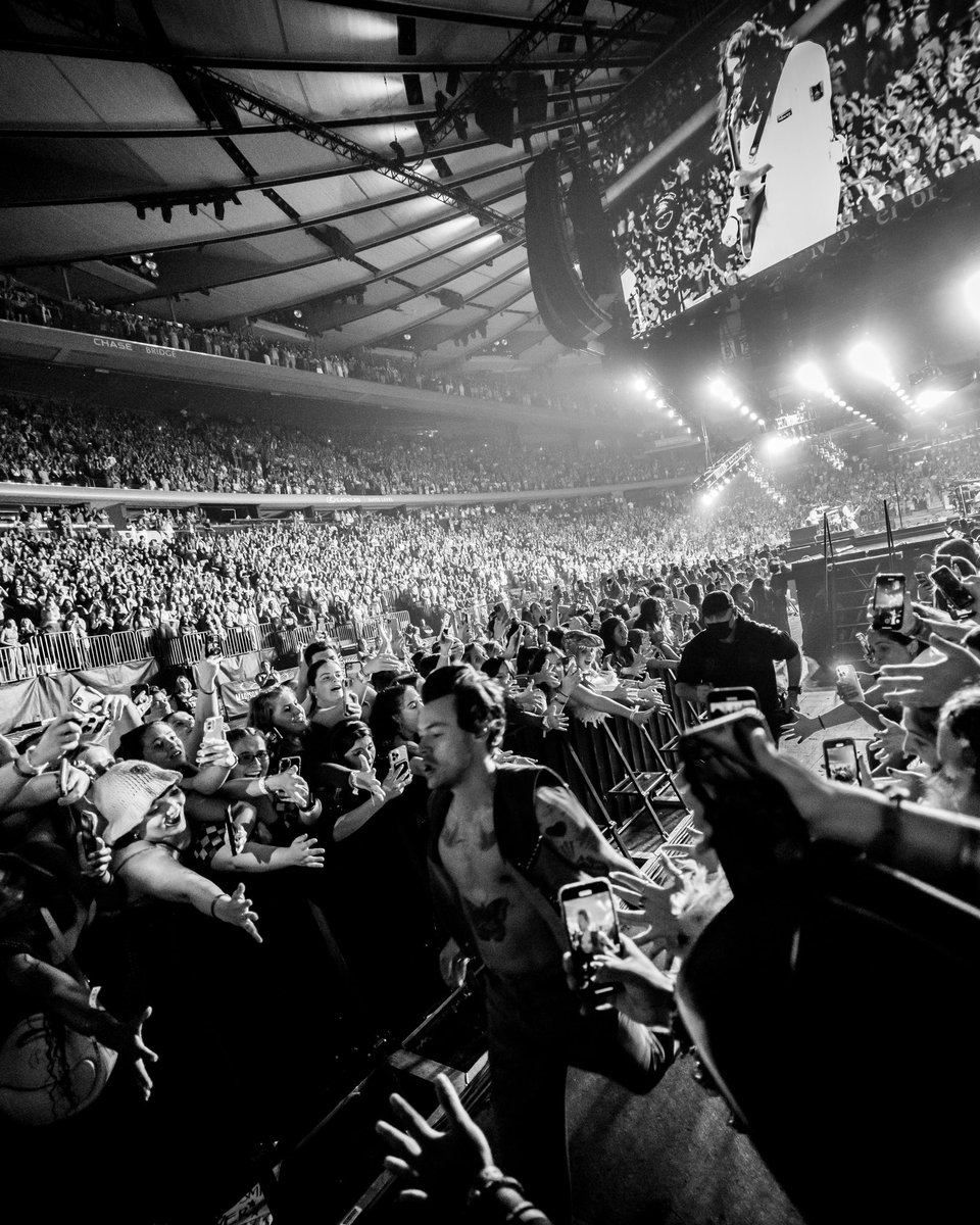 TheGarden's tweet photo. Running into the weekend like 💨

📷: Rich Fury / MSGE https://t.co/kPdbY4ZSiB