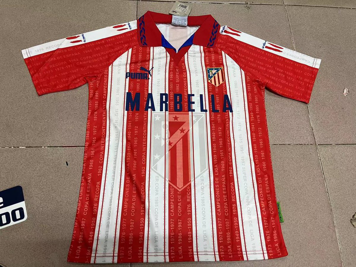 Juanarrien9's tweet photo. Los amigos de @TWairshop os regalan una camiseta del Atleti a elegir entre la nueva de esta temporada, la segunda equipación o dos de las versiones retro.

Para participar debéis seguir a @MercadoATM y @TWairshop y darle RT a esta publicación.

El sorteo se realizará el Jueves 21, día después del Lazio-Atleti de Champions.

Mucha suerte!!