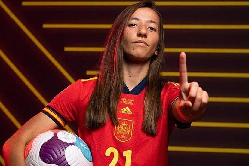 SrLiberal's tweet photo. Esta chica se llama Sheila García, jugadora del Atlético de Madrid, ha sido una de las tres valientes de lista femenina, junto a Zornoza y Athenea del Castillo, que no ha firmado el comunicado de las 39 jugadoras renunciando a ser convocadas de cara a los próximos partidos.

Ella pone a su país 🇪🇸por delante de ideologías de agendas totalitarias👇

“Defender mis colores, mi país y vestir la camiseta de la selección está por encima de las personas que en cada momento gobiernen, dirijan o gestionen la federación, la fifa o cualquier organismo del que dependamos"

Y sigue: “Es un sentimiento mío profundo el que siento por mi país y mi selección y mis colores”.

Más jugadoras así necesita España, y menos feminazismo que sólo divide y enfrenta. 👏👏👏

¿Qué opinas del asalto feminazi a la federación española de fútbol?👇