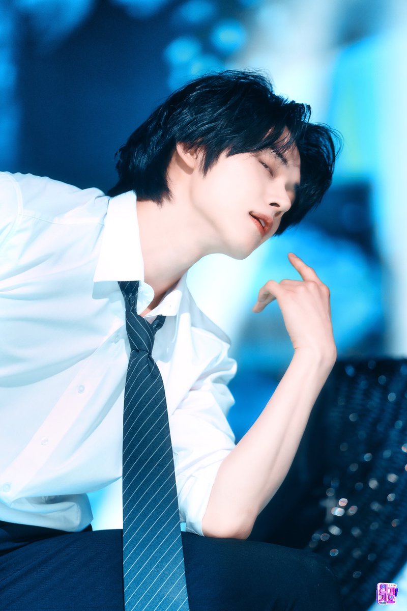 hourlyjunie's tweet photo. THE FINEST MAN https://t.co/pWljNbNG0u