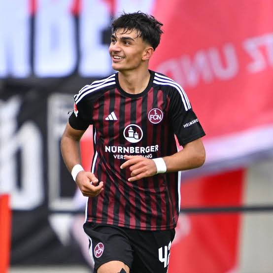 Can Yilmaz Uzun 🇹🇷 🇩🇪 is such an exciting talent, already the main man for FC Nürnberg in his first season at just 17 years of age.

Reminds me a bit of Jamal Musiala; a lanky, technically gifted dribbler who thrives in central areas. Also provides impressive goal threat.

Him