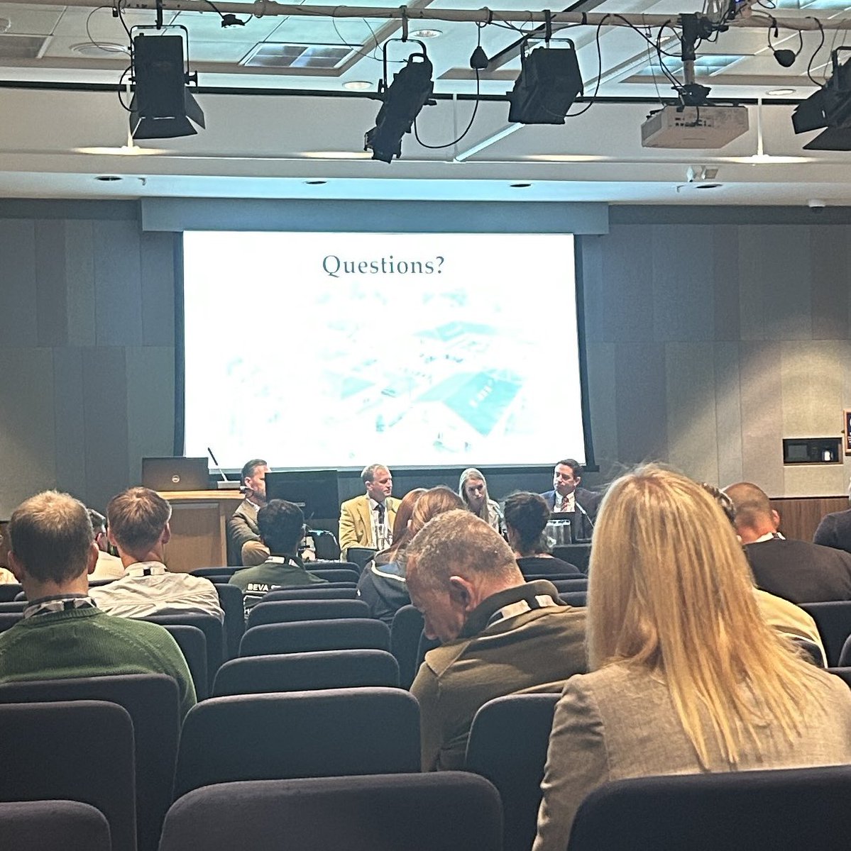n_townsend79's tweet photo. At BEVA congress 2023. Great first session chaired by Padraig Kelly @DickVetEquine #BEVA2023 https://t.co/q4lRdFwuoC