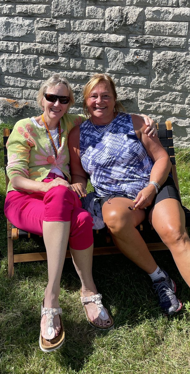 KTerna's tweet photo. #frontlawn meetings are the best on a #bench โฆ@QueensuSONโฉ https://t.co/AVgghh9Ebs
