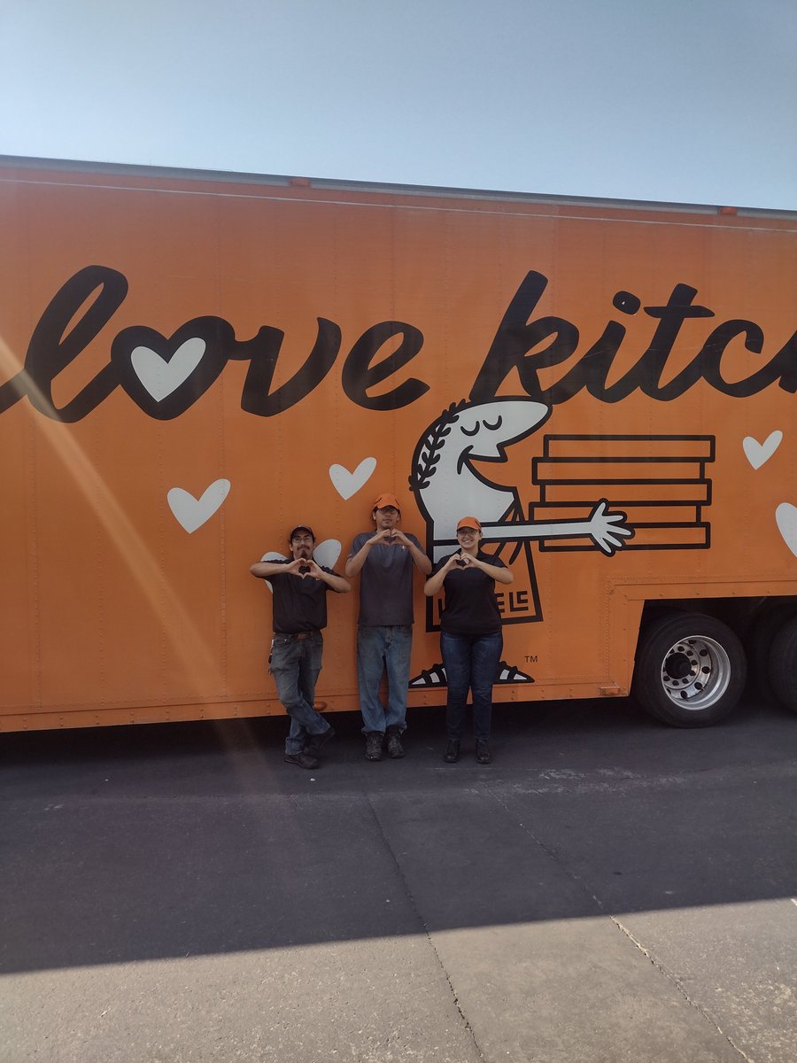 To the dedicated Little Caesars crew in #LosAngeles, your passion and kindness shine as bright as the California sun. 🌞🍕 Thank you for helping us spread love and nourishment to those who need it most. 🙏💕
